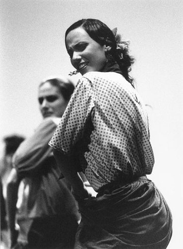 Giovane donna balla il flamenco